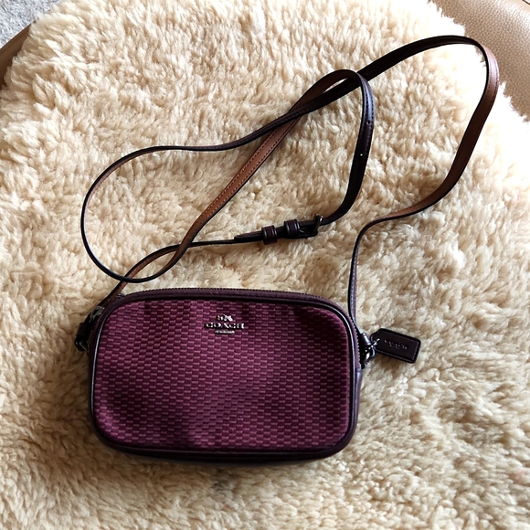 NWT Coach Legacy Jacquard Cranberry & Oxblood Leather Camera Bag Crossbody ❤️🤎 - Picture 2 of 16